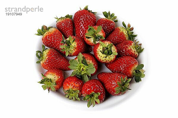 Teller mit Erdbeeren aus Vogelperspektive