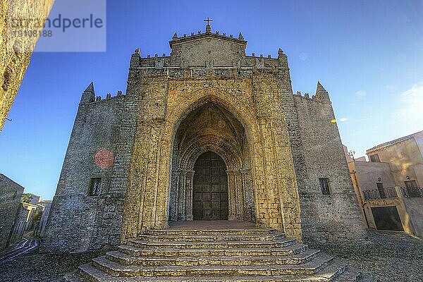 Gegenlicht  HDR  Sonnenstrahlen  Blendenprisma-Effekt  Normannendom  Chiesa Madre di Santa Maria Assunta  Superweitwinkel  Portal  Erice  Provinz Trapani  Berg  Sizilien  Italien  Europa