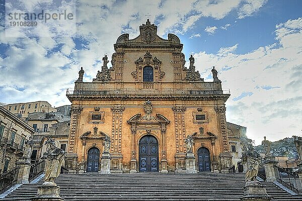 Gegenlicht  Duomo di San Pietro Apostolo  Kirche San Pietro  Altstadt  Statuen  Freitreppe  Modica  Barock-Stadt  Barock-Winkel  Südosten  Sizilien  Italien  Europa