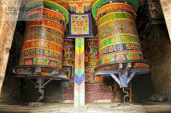 Bunte buddhistische Gebetsmühlen in Nepal