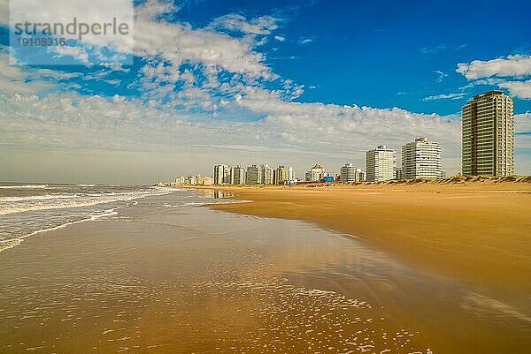 Panoramablick auf einen Sandstrand in Punta del Este