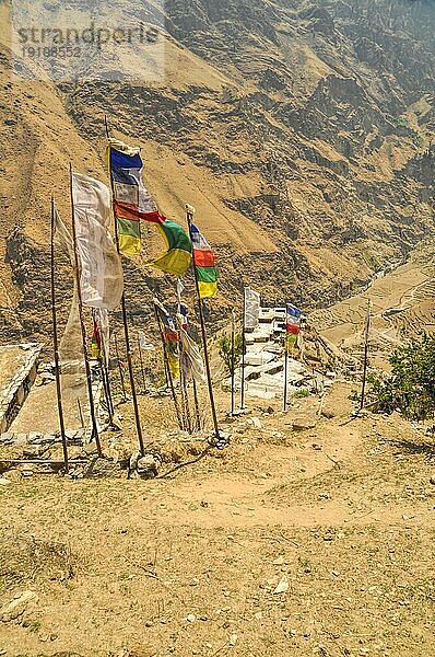 Malerischer Anblick von Gebetsfahnen in der Nähe eines alten traditionellen nepalesischen Dorfes
