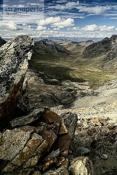 Landschaftlich reizvolle Täler um den Alpamayo  einen der höchsten Gipfel der peruanischen Anden  Cordillera Blanca