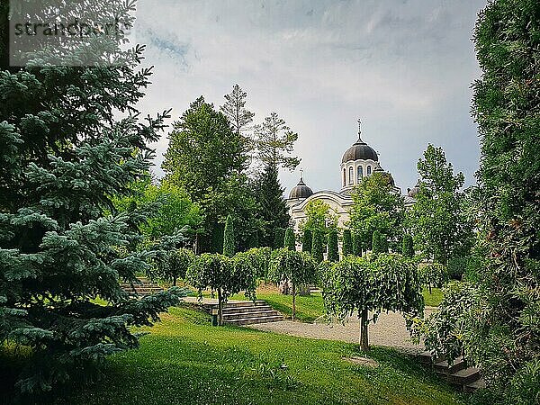 Das Kloster Curchi und die schöne Aussicht auf den Garten. Der grüne Park um das berühmte Wahrzeichen in Orhei  Moldawien. Christlich orthodoxe Kirche im traditionellen Stil der osteuropäischen Kultur und Religion