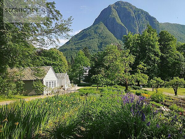 Park von Baronie Rosendal mit dem Berg Malmangermuten  Norwegen  Europa