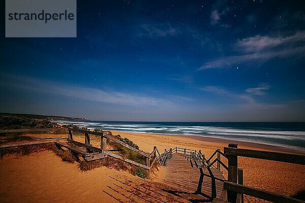 Der idyllische Number Sixteen Beach und der aufgehende Mond bei Sonnenuntergang in Rye  Victoria  Australien  Ozeanien