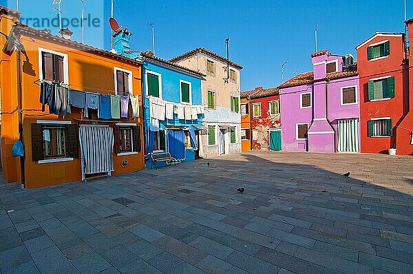 Italien Venedig Burano Insel mit traditionellen bunten Häusern