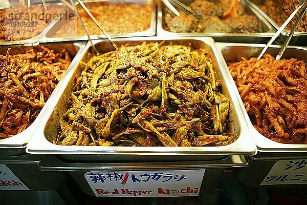 Rote Paprika Kimchi  Gwangjang Markt  traditioneller Straßenmarkt in Jongno-gu  Seoul  Südkorea  Asien