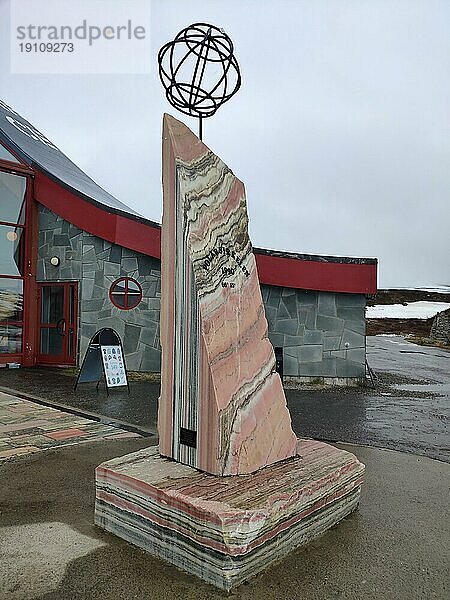 Polarkreissäule aus Fauske Marmor am Polarcenter am Polarkreis  Norwegen  Europa