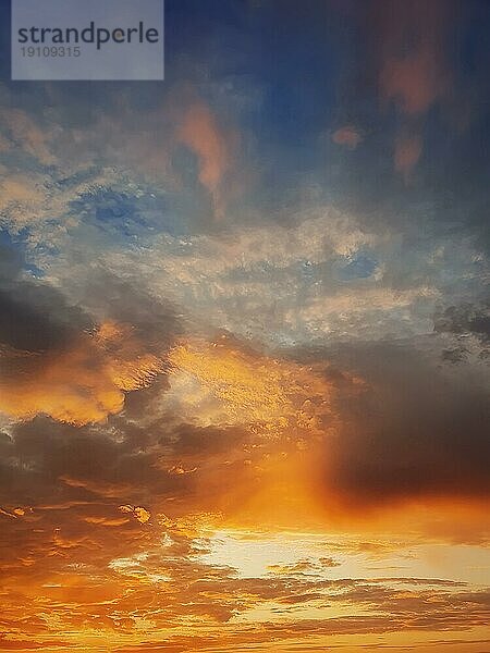Schöne Sonnenuntergang Himmel mit bunten orangefarbenen Wolken über dem Horizont  vertikale himmlischen Hintergrund