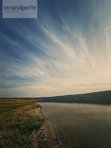 Blick auf das Flussufer des Nistru Flusses  Moldawien. Vertikaler Hintergrund  ruhiges fließendes Wasser. Natürliche Landschaft  stiller leerer Ort
