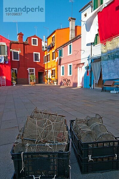 Italien Venedig Burano Insel mit traditionellen bunten Häusern