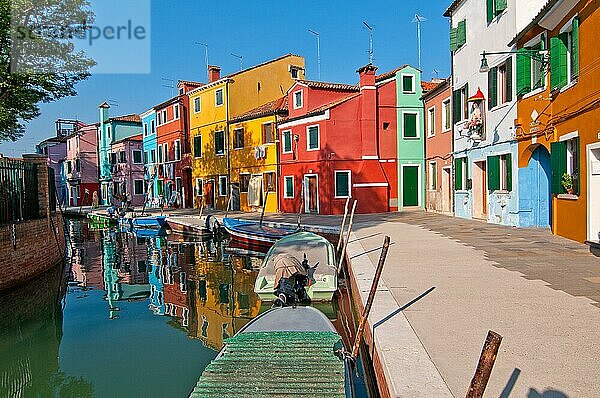 Italien Venedig Burano Insel mit traditionellen bunten Häusern