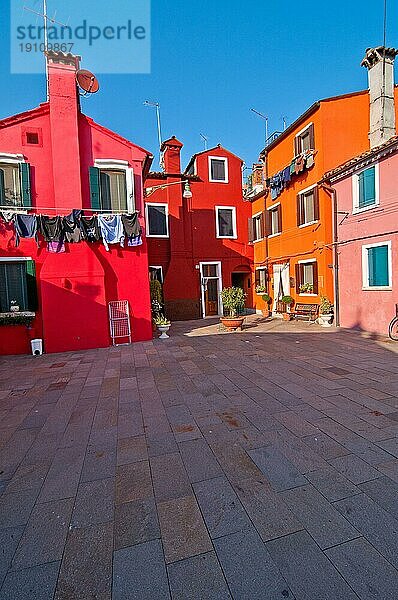 Italien Venedig Burano Insel mit traditionellen bunten Häusern