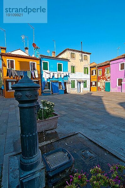 Italien Venedig Burano Insel mit traditionellen bunten Häusern