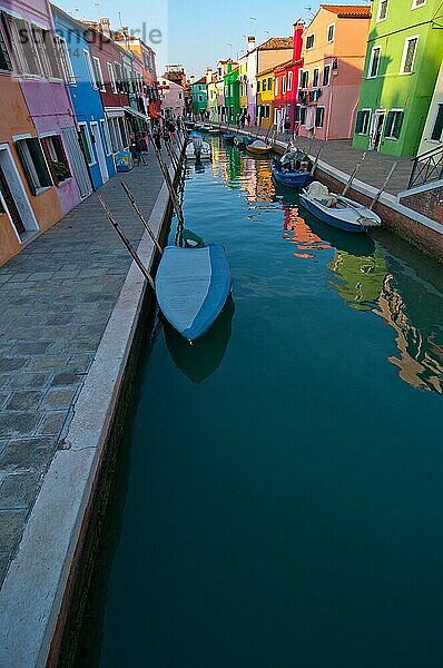 Italien Venedig Burano Insel mit traditionellen bunten Häusern