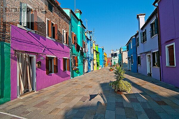 Italien Venedig Burano Insel mit traditionellen bunten Häusern