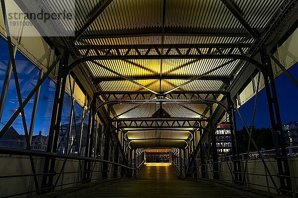 Überseebrücke im Abendlicht  blaue Stunde  Hafen  Hamburg  Deutschland  Europa