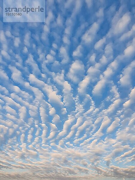 Abstrakte Wolkenlandschaft Szene. Schöne Himmel Hintergrund mit flauschigen Wolken Textur. Marvelous Aerial Zusammensetzung  bewölkt Formen und Muster. Air Frische und himmlische Schönheit