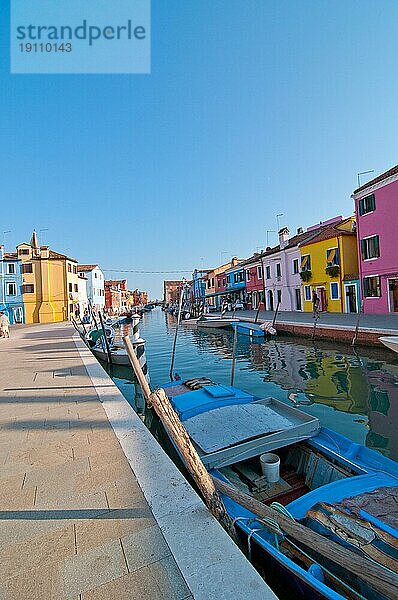 Italien Venedig Burano Insel mit traditionellen bunten Häusern