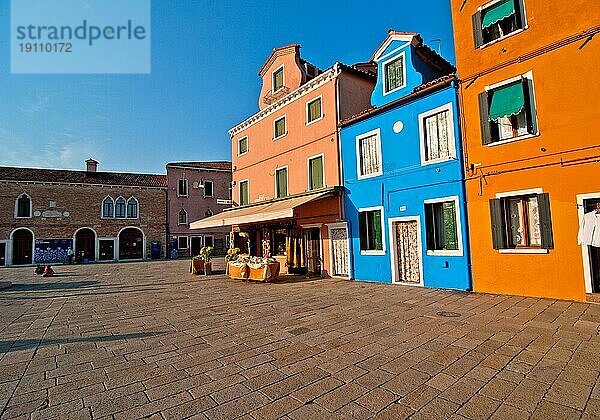 Italien Venedig Burano Insel mit traditionellen bunten Häusern