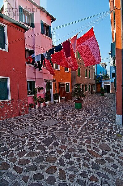 Italien Venedig Burano Insel mit traditionellen bunten Häusern