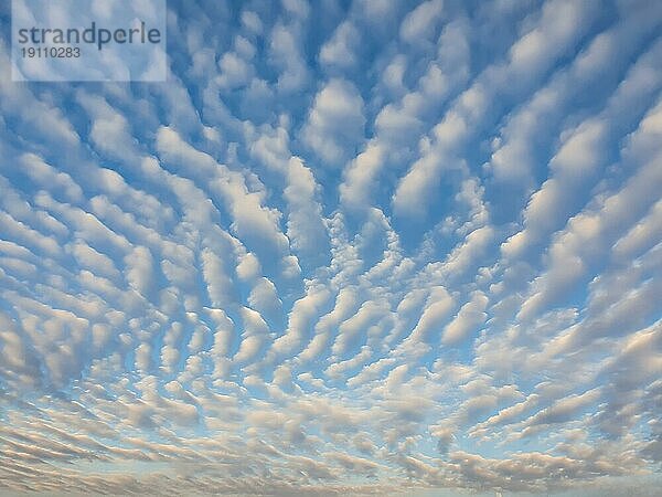 Abstrakte Wolkenlandschaft Szene. Schöne Himmel Hintergrund mit flauschigen Wolken Textur. Marvelous Aerial Zusammensetzung  bewölkt Formen und Muster. Air Frische und himmlische Schönheit