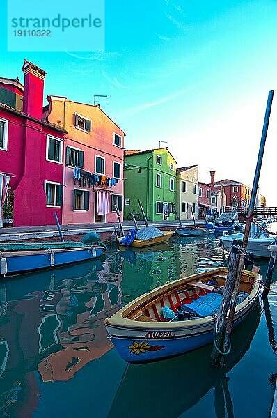 Italien Venedig Burano Insel mit traditionellen bunten Häusern