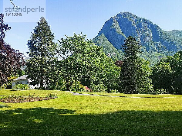 Park von Baronie Rosendal mit dem Berg Malmangermuten  Norwegen  Europa