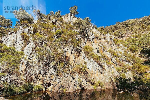 Idyllische Umgebung um den Lerderderg Gorge Circuit Walk an einem heißen Herbsttag im Westen von Melbourne in Victoria  Australien  Ozeanien