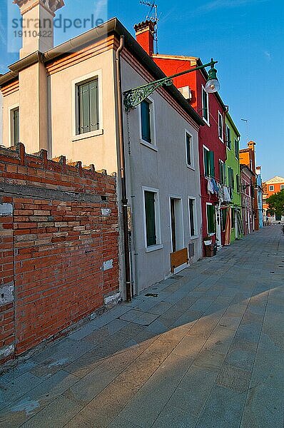 Italien Venedig Burano Insel mit traditionellen bunten Häusern