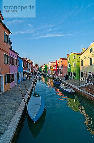 Italien Venedig Burano Insel mit traditionellen bunten Häusern