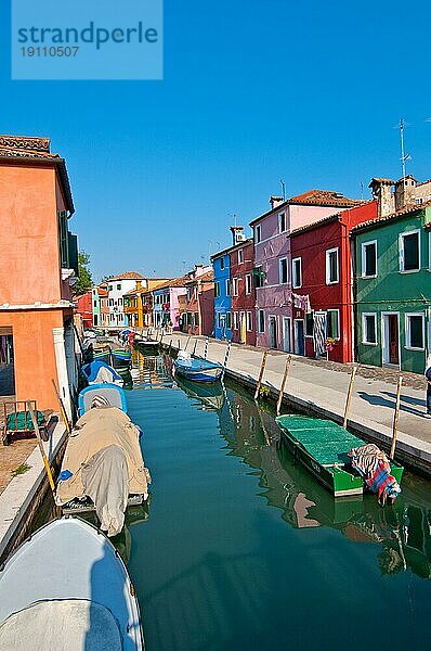 Italien Venedig Burano Insel mit traditionellen bunten Häusern