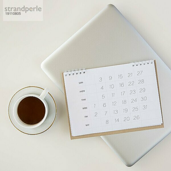 Draufsicht Planer Kalender Tasse Kaffee