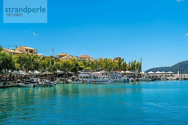 Schöne Landschaft in der Stadt Vasiliki mit ihrem türkisfarbenen Meer im Süden der Insel Lefkada. Griechenland
