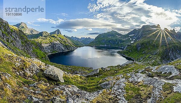 Berglandschaft mit steilen felsigen Berggipfeln und See Tennesvatnet  Sonnenstern  Moskenesøya  Lofoten  Nordland  Norwegen  Europa