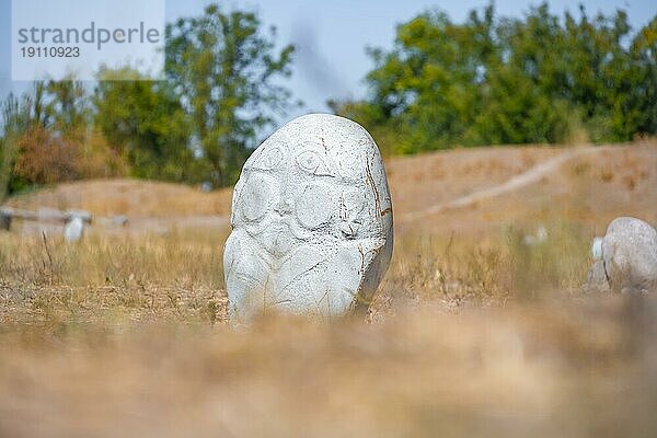 Balbals  historische Grabsteine in Form von menschlichen Gesichtern  bei Tokmok  Chuy  Kirgistan  Asien