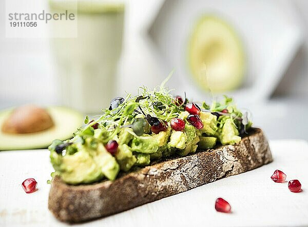 Brotscheibe mit Avocado Pasta Gemüse Vorderansicht