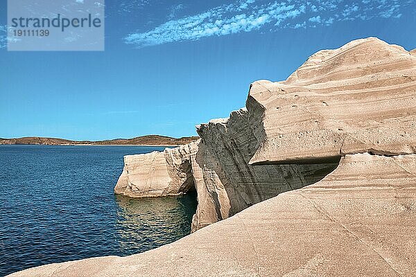 Berühmte weiße Felsen von Sarakiniko Strand  Ägäisches Meer  Insel Milos  Griechenland. Keine Menschen  leere Klippen  Sommertag Sonnenschein  klares Meer  blaues Wasser  klarer Himmel  cyan rosa Farben  schöne Landschaft  fantastische Felsen von Touristenziel