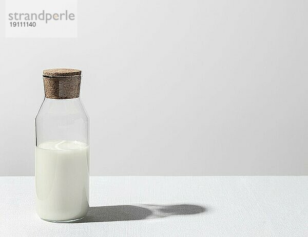 Vorderansicht Milchflasche mit Kopierfeld