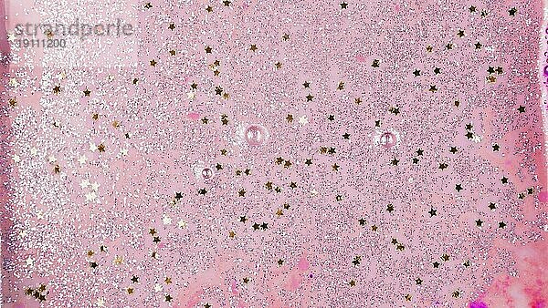 Rosa gefärbtes Wasser mit Sternspangen