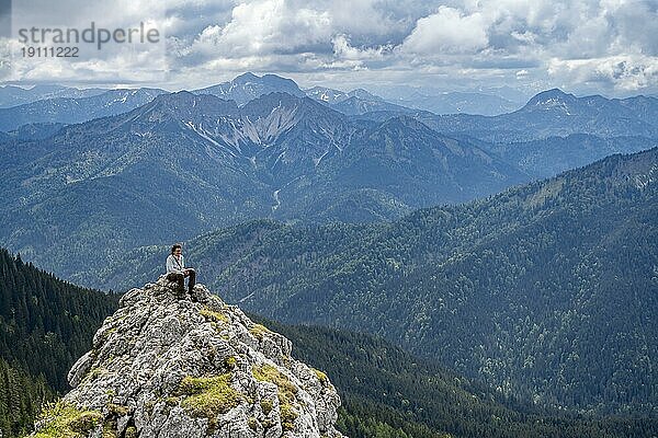 Bergsteigerin am Gipfel des Taubenstein  Mangfallgebirge  Bayern  Deutschland  Europa