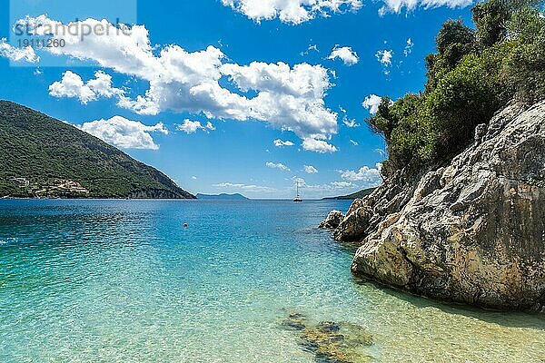Schöner Strand im Sommer von Paralia Mikros Gialos im Süden der Insel Lefkada. Griechenland