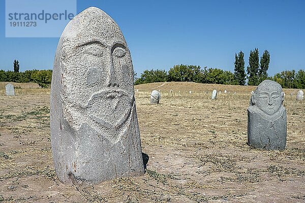 Balbals  historische Grabsteine in Form von menschlichen Gesichtern  bei Tokmok  Chuy  Kirgistan  Asien