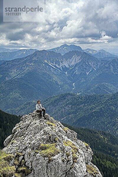 Bergsteigerin am Gipfel des Taubenstein  Mangfallgebirge  Bayern  Deutschland  Europa