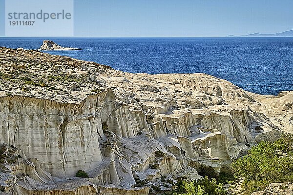 Berühmte weiße Felsen am Strand von Sarakiniko  Ägäisches Meer  Insel Milos  Griechenland. Keine Menschen  leere Klippen  Sommertag Sonne  klares Meer  blaues Wasser  schöne Landschaft  fantastische Felsen von Touristenziel