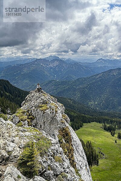 Bergsteigerin am Gipfel des Taubenstein  Mangfallgebirge  Bayern  Deutschland  Europa