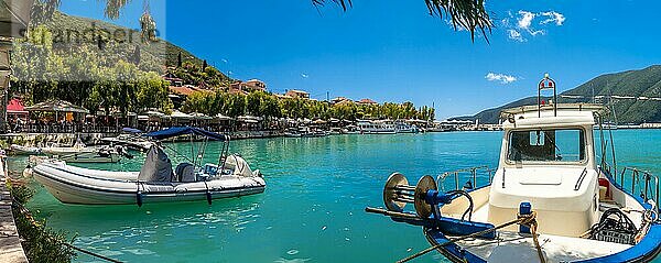 Küstenpanorama in der Stadt Vasiliki mit ihrem türkisfarbenen Meer im Süden der Insel Lefkada. Griechenland