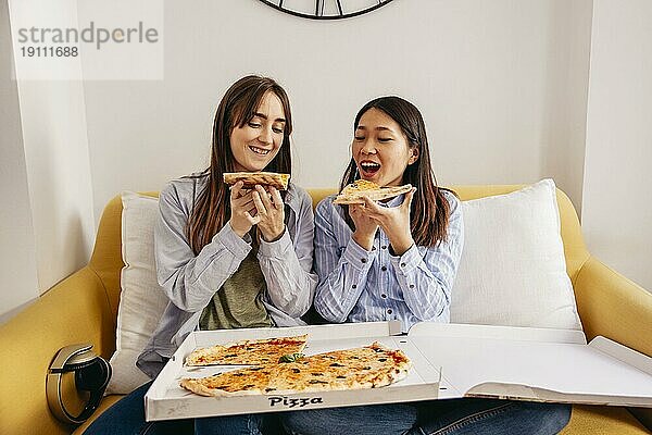 Entspannende Frauen beim Pizzaessen