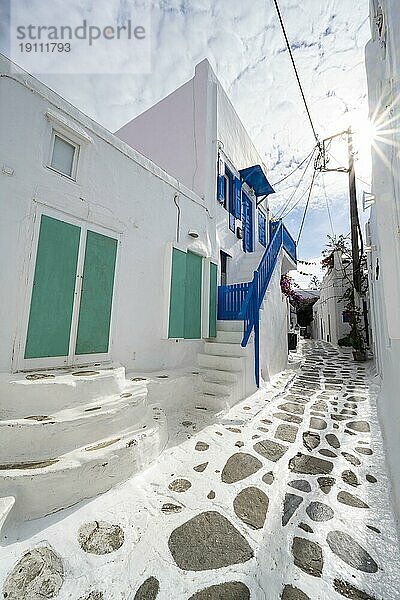 Kykladische weiße Häuser mit bunten Fensterläden und Türen  Sonnenstern  Gassen der Altstadt Chora  Mykonos Stadt  Mykonos  Kykladen